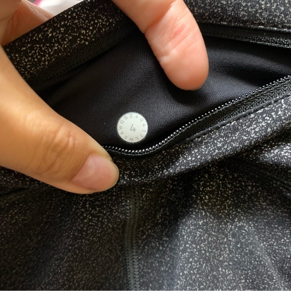 Lululemon Speed Up Tight Full-On Luxtreme 28" in Luminosity Foil Black Silver - Picture 8 of 11